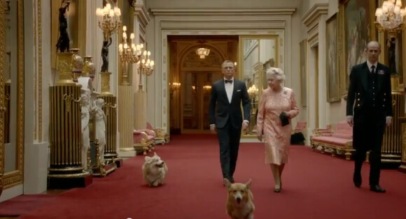 La reine Elizabeth II a spontanément proposé au réalisateur Danny Boyle sa participation dans son propre rôle au côté de Daniel Craig pour la séquence Happy & Glorious mettant en scène son arrivée à la cérémonie d'ouverture des Jeux olympiques de Londres 2012, le 27 juillet 2012.