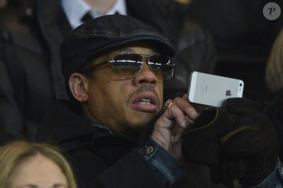 Joey Starr sur son smartphone pendant la rencontre PSG - Montpellier au Parc des Princes, Paris, le 29 mars 2013.