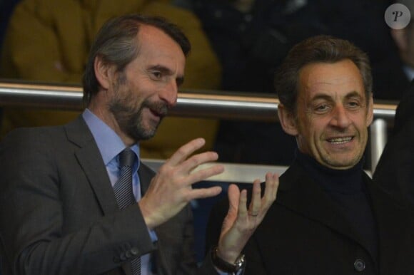 Le directeur général du club Jean-Claude Blanc échange avec Nicolas Sarkozy pendant la rencontre PSG - Montpellier au Parc des Princes, Paris, le 29 mars 2013.