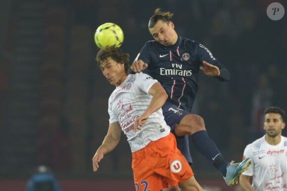 Zlatan Ibrahimovic domine Benjamin Stambouli lors de la victoire parisienne au Parc des Princes, le 29 mars 2013.