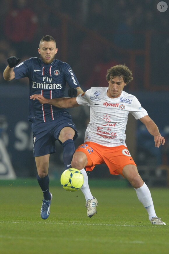 Jérémy Ménez lutte avec Benjamin Stambouli pendant la rencontre PSG - Montpellier au Parc des Princes, Paris, le 29 mars 2013.