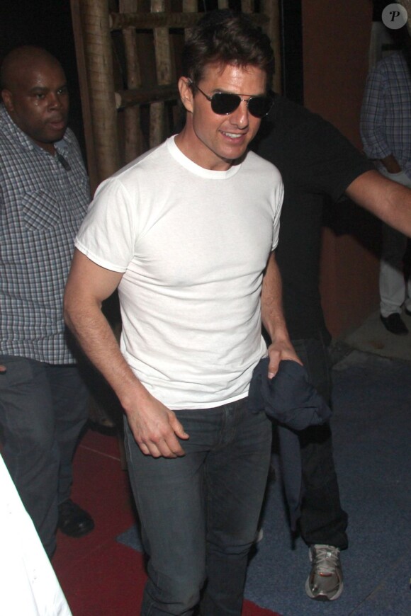 Tom Cruise sort de son dîner au restaurant Apravizel dans le quartier de Santa Teresa à Rio de Janeiro, le 29 mars 2013.