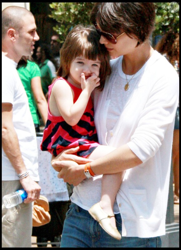 Katie Holmes et sa fille Suri arborant une belle frange lors d'une balade entre filles dans les rues de Los Angeles en juillet 2008.