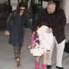 Katie Holmes et Suri Cruise arborant une frange à l'aéroport JFK à New York le 29 mars 2013.