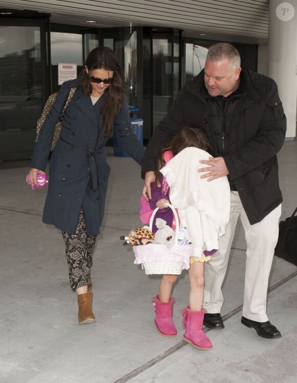 Katie Holmes et Suri Cruise arborant une frange à l'aéroport JFK à New York le 29 mars 2013.