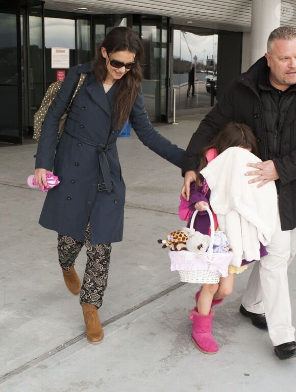 Katie Holmes cache Suri Cruise à son arrivée à l'aéroport JFK à New York le 29 mars 2013.