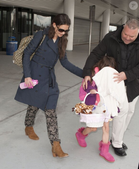 Katie Holmes et sa fille Suri Cruise sortent de l'aéroport JFK à New York le 29 mars 2013.