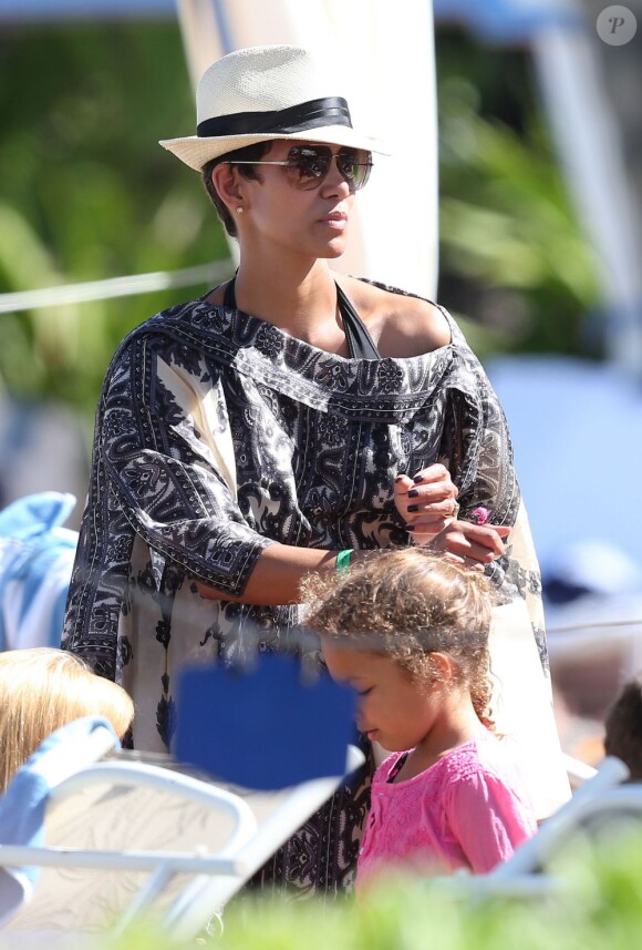 Halle Berry passe des vacances avec sa fille Nahla et son amoureux Olivier Martinez à Hawaï, le 29 mars 2013.