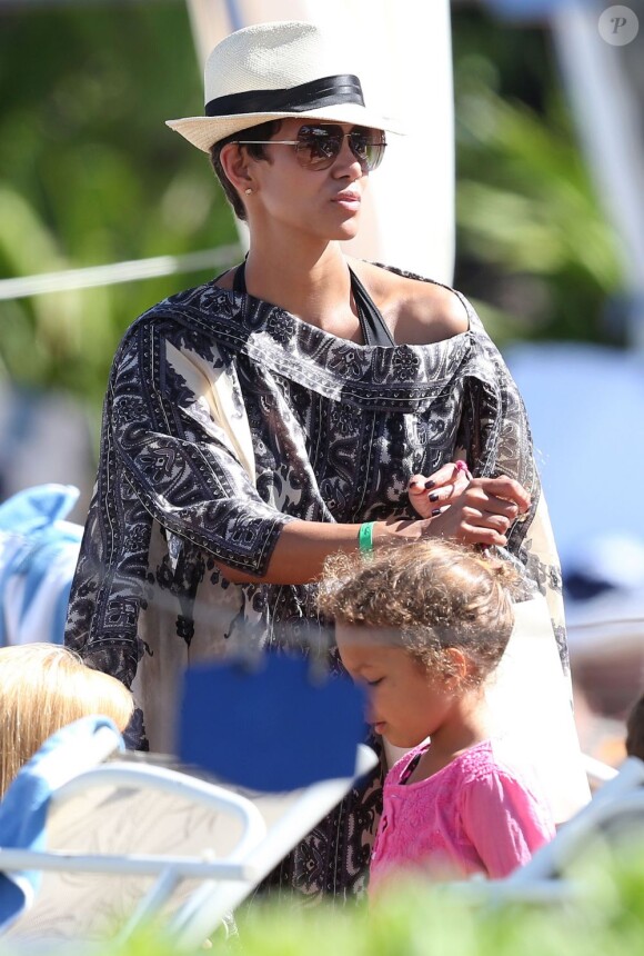Halle Berry avec sa fille Nahla à Hawaï, le 29 mars 2013.