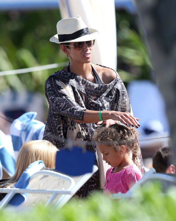 Halle Berry en vacances avec sa fille Nahla et son amoureux Olivier Martinez à Hawaï, le 29 mars 2013.