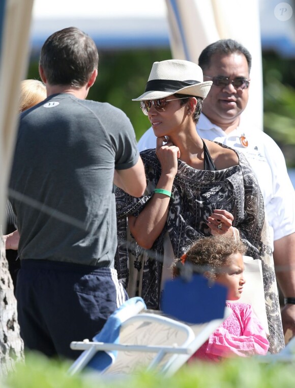 Halle Berry sous le soleil d'Hawaï avec sa fille Nahla et son amourex Olivier Martinez, le 29 mars 2013.