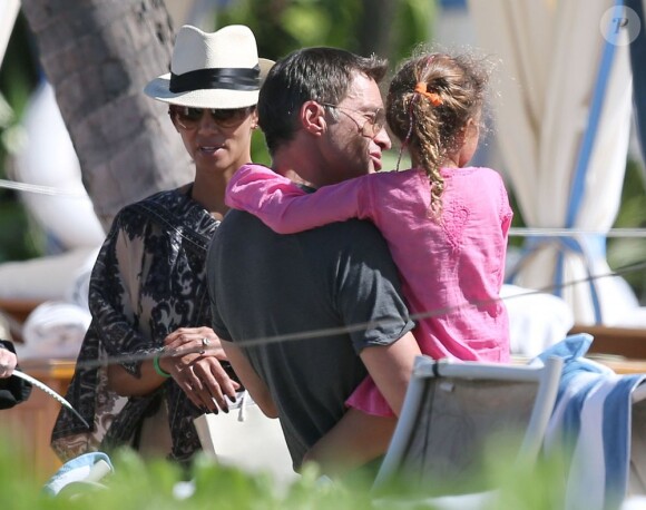Halle Berry avec sa fille Nahla et Olivier Martinez à Hawaï, le 29 mars 2013.