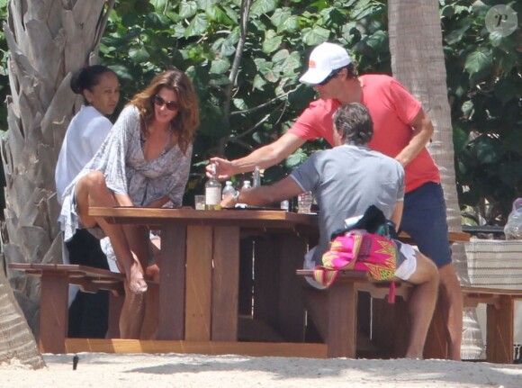 Exclusif - Cindy Crawford, son mari Rande Gerber et un couple d'amis prennent l'apéro à Cabo San Lucas. Le 30 mars 2013.