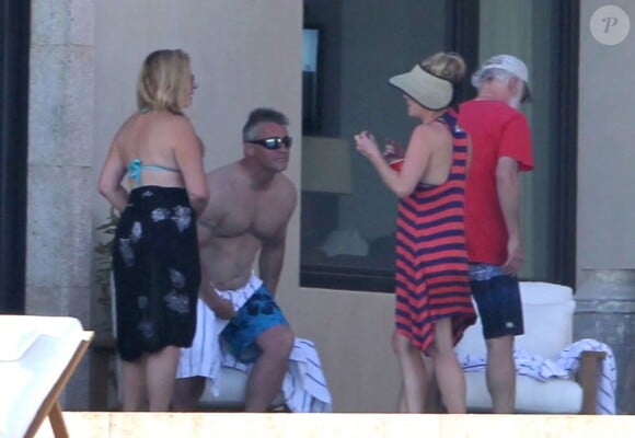 Matt Leblanc et sa compagne Andrea Anders sont allés passer le week-end de Pâques à Cabo San Lucas pour profiter du soleil et de la piscine. Le 30 mars 2013.