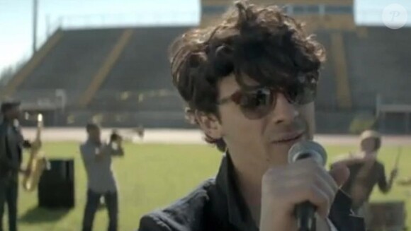 Pom poms, le nouveau clip des Jonas Brothers a été dévoilé, lundi 1er avril 2013.
