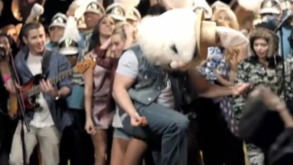 Pom poms, le nouveau clip des Jonas Brothers a été dévoilé, lundi 1er avril 2013.