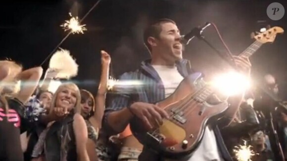 Le clip de Pom poms, premier extrait du cinquième album, des Jonas Brothers a été dévoilé, lundi 1er avril 2013.