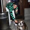 Samantha Ronson pose avec son chien à Los Angeles, en 2007.