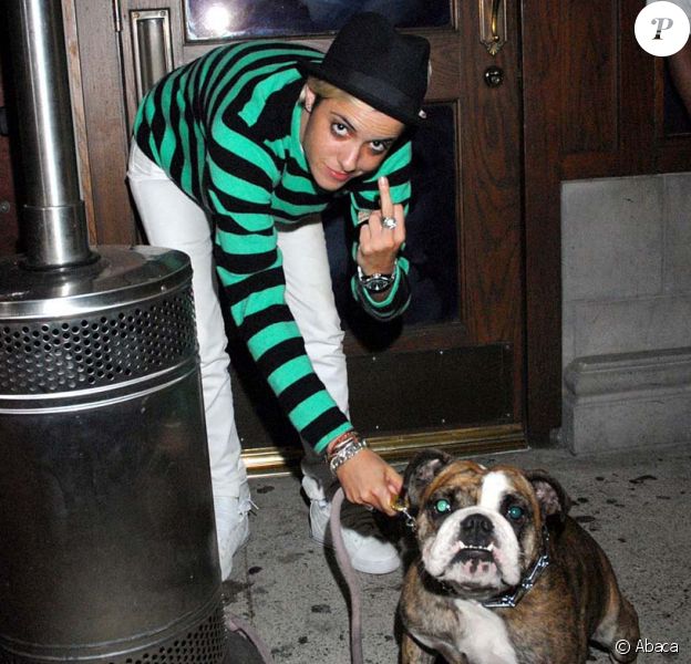 Samantha Ronson pose avec son chien à Los Angeles, en 2007.