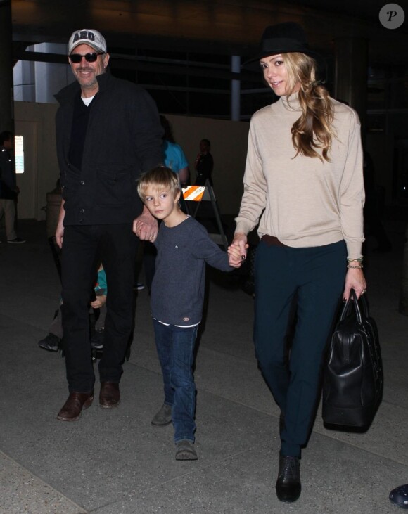 Kevin Costner à l'aéroport de Los Angeles en famille le 26 février 2013