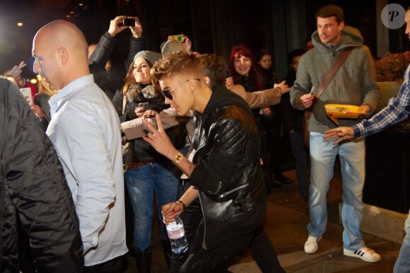 Le jeune Justin Bieber quitte son hôtel à Vienne, en Autriche, le 30 mars 2013.