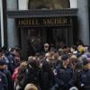 Les fans de Justin Bieber l'attendent à la sortie de son hôtel à Vienne, en Autriche, le 30 mars 2013.