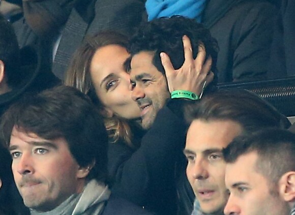Mélissa Theuriau et Jamel Debbouze tendres amoureux et supporters lors du quart de finale aller de la Ligue des champions entre le Paris Saint-Germain et le FC Barcelone au Parc des Princes, le 2 avril 2013.
