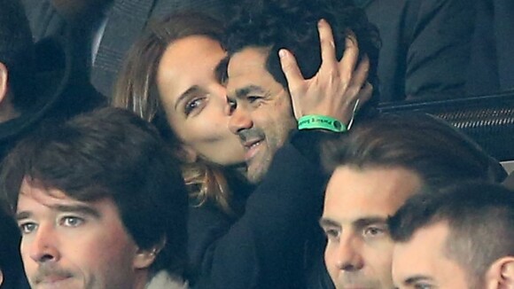 PSG-Barça: Jamel Debbouze et Mélissa, Michaël Youn et Isabelle, in love au stade