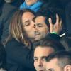 Mélissa Theuriau embrasse son tendre et cher Jamel Debbouze pendant le match Paris Saint-Germain - FC Barcelone au Parc des Princes, le 2 avril 2013.