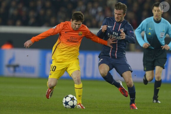 David Beckham, titulaire, se bat contre Lionel Messi pendant le quart de finale aller de la Ligue des champions entre le Paris Saint-Germain et le FC Barcelone au Parc des Princes, le 2 avril 2013.