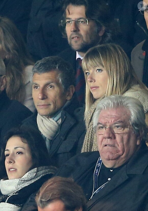 Nagui et sa femme Mélanie Page attentifs pendant le match Paris Saint-Germain - FC Barcelone au Parc des Princes, le 2 avril 2013.