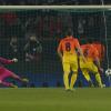 Le Catalan Xavi croit envoyer le Barça en demi-finale en transformant un penalty à la 89e minute pendant le match Paris Saint-Germain - FC Barcelone au Parc des Princes, le 2 avril 2013.