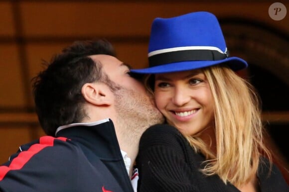 Michaël Youn et Isabelle Funaro amoureux devant le quart de finale aller de la Ligue des champions entre le Paris Saint-Germain et le FC Barcelone au Parc des Princes, le 2 avril 2013.