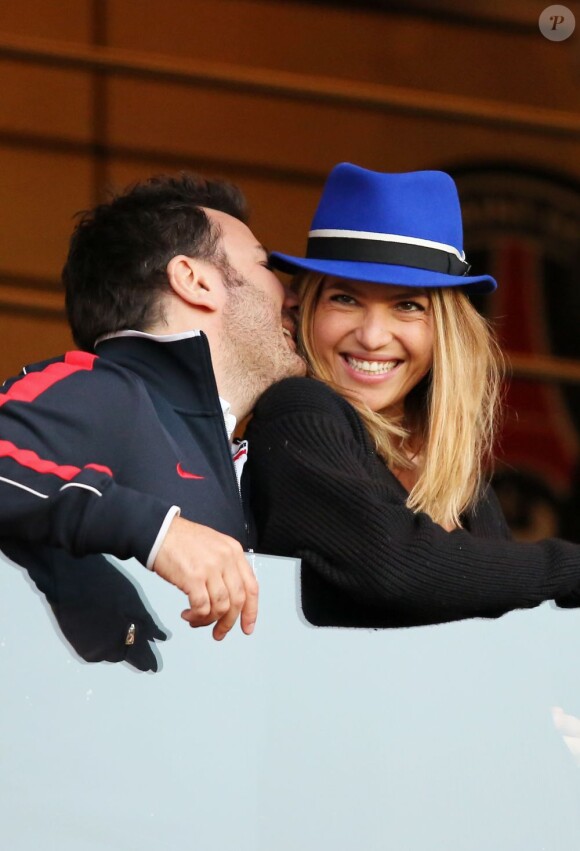 Michael Youn et Isabelle Funaro complices lors du match Paris Saint-Germain - FC Barcelone au Parc des Princes, le 2 avril 2013.