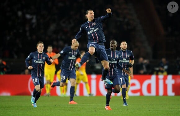 Zlatan Ibrahimovic célèbre son but pendant le match Paris Saint-Germain - FC Barcelone au Parc des Princes, le 2 avril 2013.