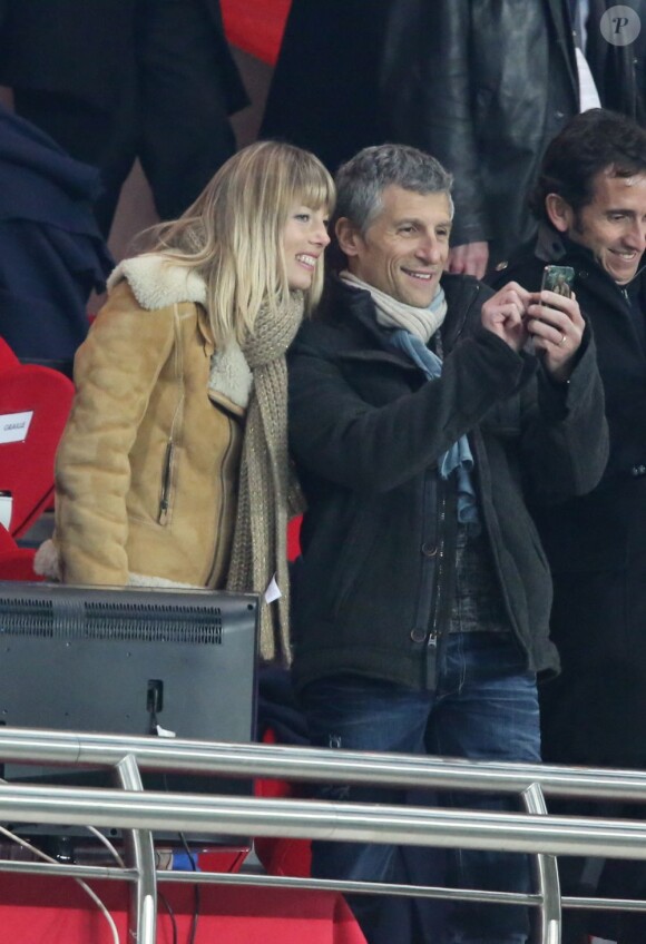 Nagui et sa femme Mélanie Page pendant le match Paris Saint-Germain - FC Barcelone au Parc des Princes, le 2 avril 2013.