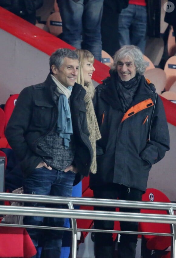Nagui, sa femme Mélanie Page et Louis Bertignac arrivent au match Paris Saint-Germain - FC Barcelone au Parc des Princes, le 2 avril 2013.
