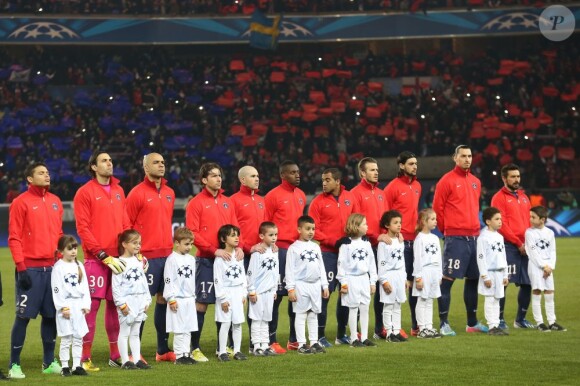 L'equipe du PSG sur la pelouse avant le match Paris Saint-Germain - FC Barcelone au Parc des Princes, le 2 avril 2013.