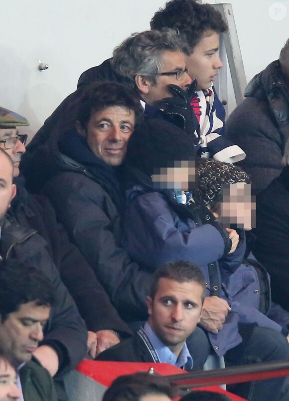 Patrick Bruel et ses deux garçons, Oscar et Léon, lors de la rencontre PSG - Barcelone, au Parc des princes, le 2 avril 2013.