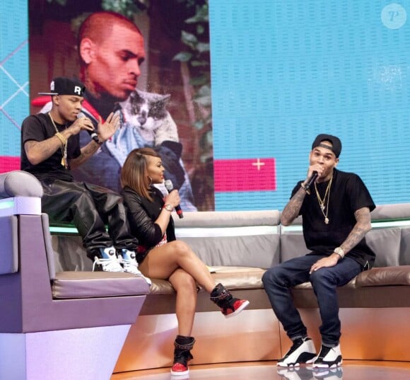 Chris Brown sur le plateau de l'émission 106 and Park à New York au côté du rappeur Bow Wow, le 1er avril 2013.