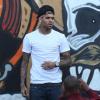 Chris Brown fait des graffitis sur un mur à Miami, le 26 mars 2013.