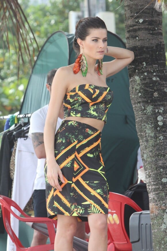Le top brésilien Isabeli Fontana pose pour la marque Morena Rosa à Rio de Janeiro, le 2 avril 2013.
