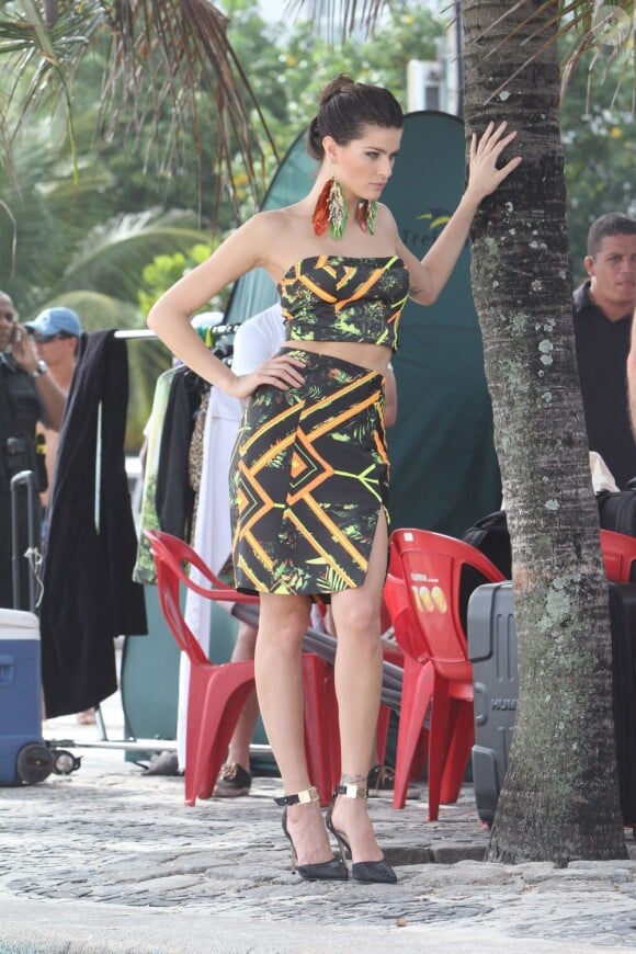 Le top brésilien Isabeli Fontana prend la pose pour la marque Morena Rosa à Rio de Janeiro, le 2 avril 2013, sur une plage de son Brésil natal