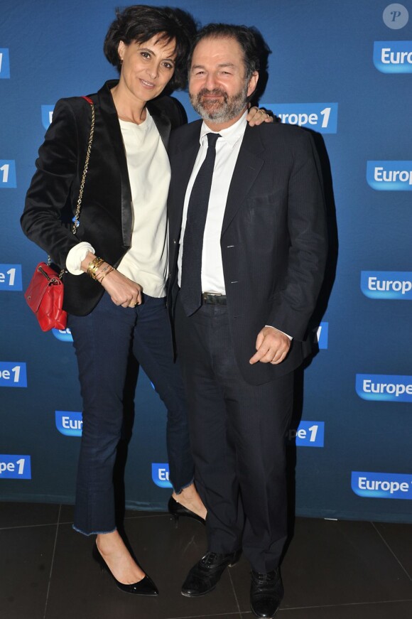 Inès de la Fressange et Denis Olivennes dans les studios d'Europe 1 à Paris, le 18 février 2013.