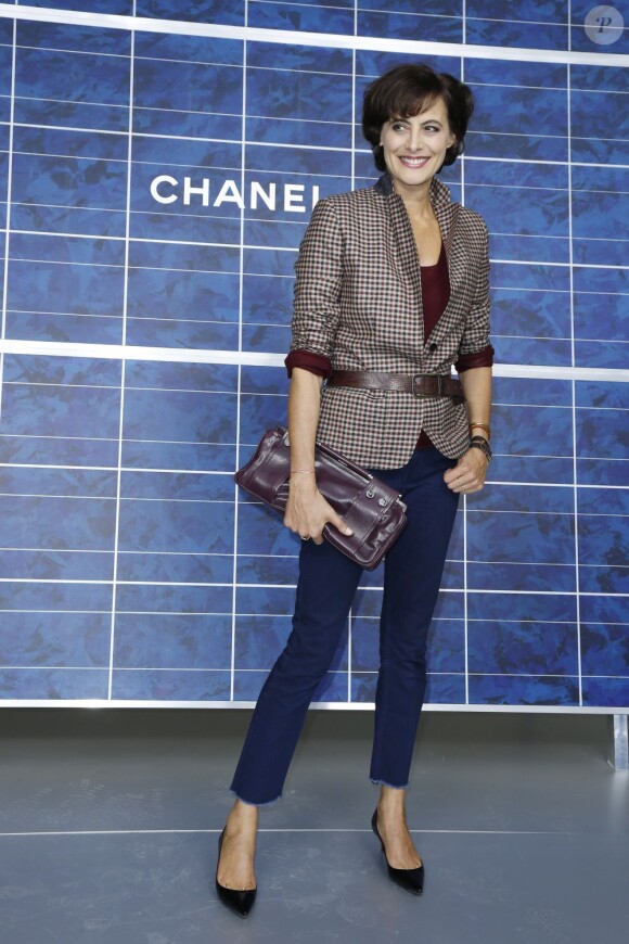 Inès de la Fressange au défilé Chanel au Grand Palais à Paris, le 2 octobre 2012.