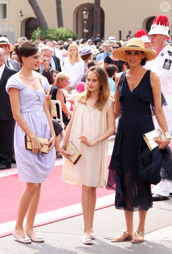 Inès de la Fressange et ses deux filles Nine et Violette d'Urso au mariage du prince Albert à Monaco, le 2 juillet 2011.
