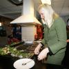 La princesse Mette-Marit de Norvège en visite dans un atelier communautaire à Oslo le 3 avril 2013.