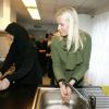 La princesse Mette-Marit de Norvège en visite dans un atelier communautaire à Oslo le 3 avril 2013.
