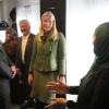 La princesse Mette-Marit de Norvège et le maire d'Oslo Fabian Slang en visite dans un atelier communautaire le 3 avril 2013
