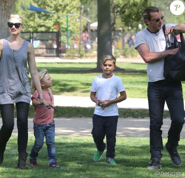 Gwen Stefani, son mari Gavin Rossdale et leurs fils Kingston et Zuma dans un parc de Los Angeles, le 3 avril 2013.